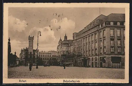 AK Erfurt, Bahnhofsplatz mit Hotel