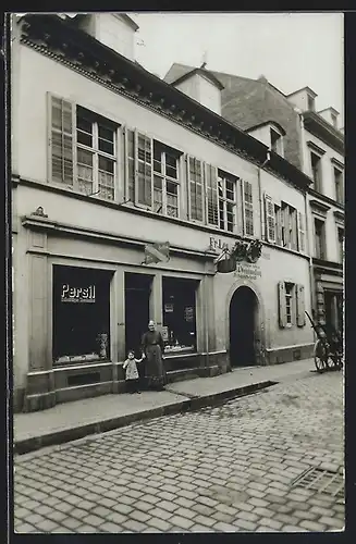 Foto-AK Freiburg, An der Weinhandlung Leo & August Schmied