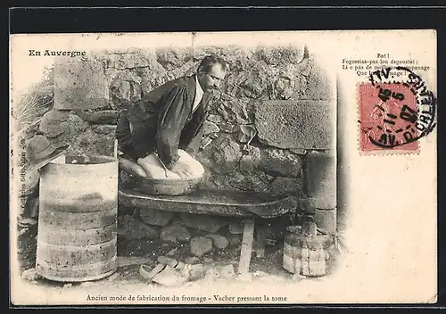 AK En Auvergne, Ancien mode de fabrication du fromage, Vacher pressant latome, Senner stellt Käse her