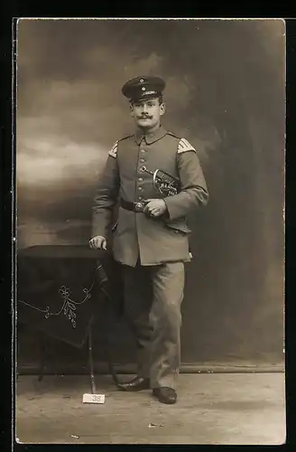 Foto-AK Soldat in Musiker Uniform Rgt. XVIII 35 mit Trompete unterm Arm, Schwalbennester an Uniform