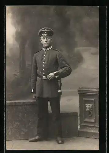 Foto-AK Soldat in Gardeuniform Eisenbahn-Regiment Nr. 1, mit Bajonett