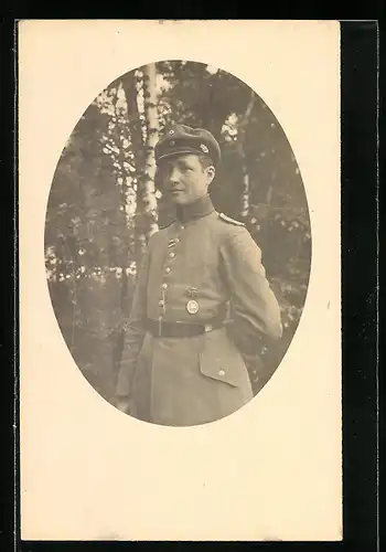 Foto-AK Offizier in Uniform mit Edelweiss Mützenabzeichen und Orden an der Uniform