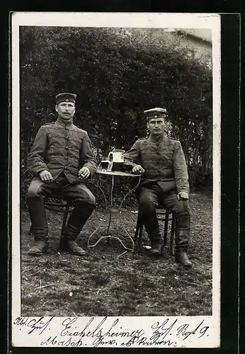 Foto-AK zwei Husaren in Uniform Husaren Regiment 9 Maschinen-Gewehr-Eskadron, Gustav Eichelsheimer, Schwarzbier