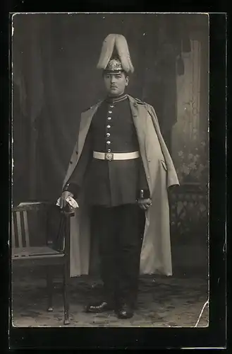 Foto-AK preussischer Soldat Wilhelm Elgner in Gardeuniform mit Pickelhaube Rosshaarbusch, Jüterbog 1915