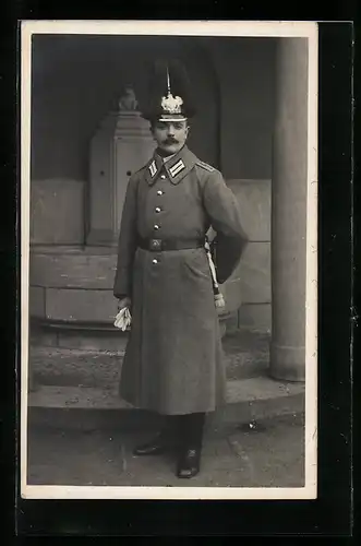 Foto-AK preussischer Soldat in Uniform Eisenbahn Rgt. 2 mit Pickelhaube und Feldgrau Mantel