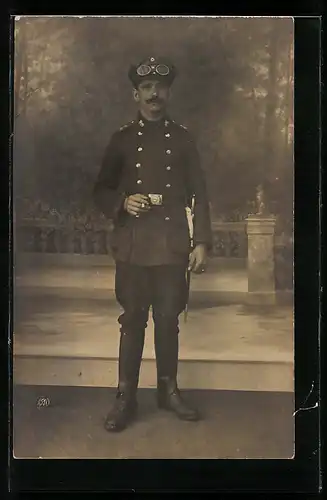 Foto-AK Soldat Kraftfahrer in Uniform mit Kradbrille, 1915