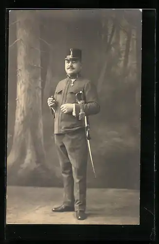 Foto-AK K.u.K. Soldat in Uniform mit Orden an der Brust und Säbel