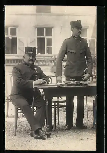 Foto-AK K.u.K. Offizieren in Uniform mit Orden und Säbel