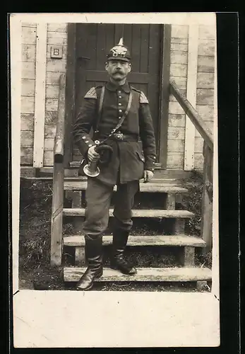 Foto-AK Hornist in Uniform mit Pickelhaube, Uniformfoto