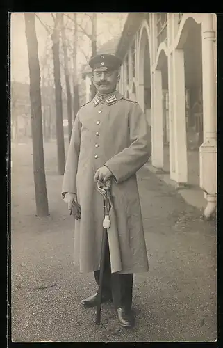 Foto-AK Soldat in Uniformmantel mit Säbel
