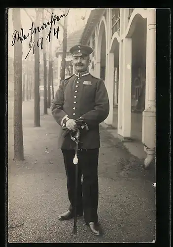 Foto-AK Weihnachten 1914, Soldat in Uniform mit Orden und Säbel