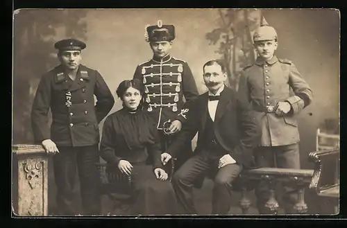 Foto-AK 3 Waffengattungen Marine, Husar und Infanterie in Feldgrau, Matrose mit Eisernes Kreuz Orden