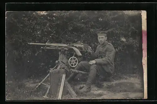 Foto-AK deutscher Soldat in Feldgrau Uniform mit MG St. Etienne M1907, Beute MG