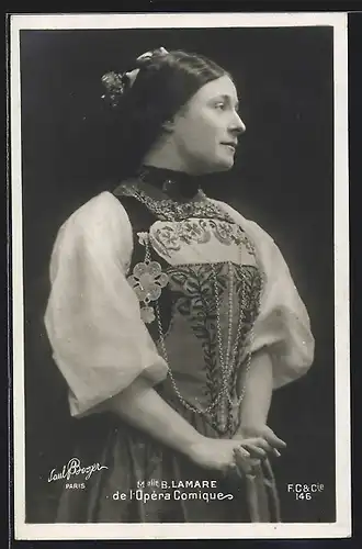 AK Opernsängerin B. Lamare im Kleid mit langen Ketten