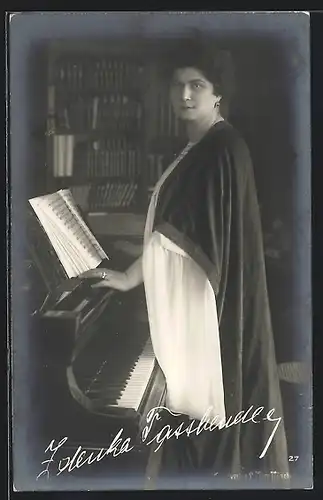 AK Opernsängerin Zdrenka Fassbender am Klavier