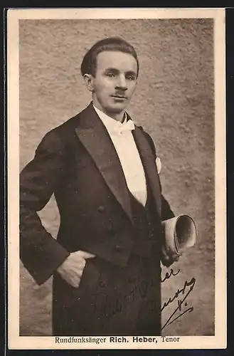 AK Opernsänger Rich. Heber mit Zeitung, Autograph