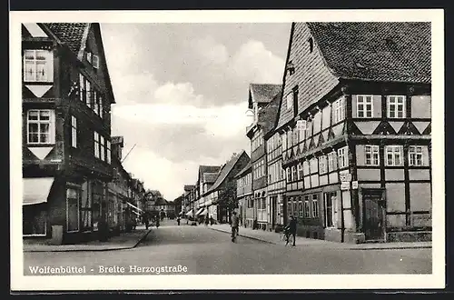AK Wolfenbüttel, Passanten in der Breite-Herzogstrasse