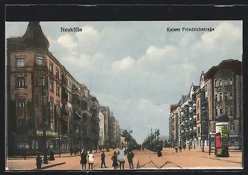 AK Neukölln, Kaiser Friedrichstrasse mit Gasthaus und Litfasssäule