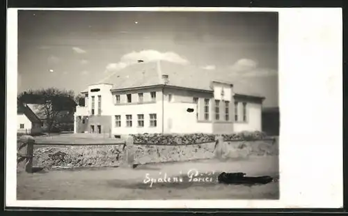 Foto-AK Spálené Porici, Gebäude in der Ortschaft