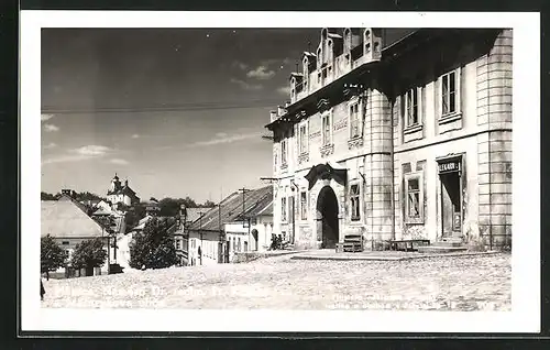 AK Plánice, Blick in eine Strasse zur Kirche