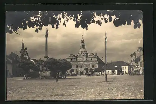 Foto-AK Mies, Stadtplatz mit Kirche und Säule