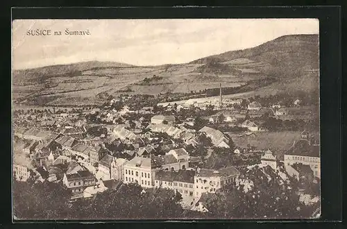 AK Susice na Sumave, Ortspartie mit Bergen im Hintergrund