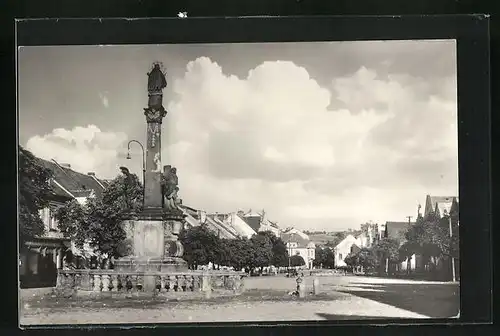 AK Planá u Mariánských Lázny, Marktplatz mit Mariensäule im Sonnenschein