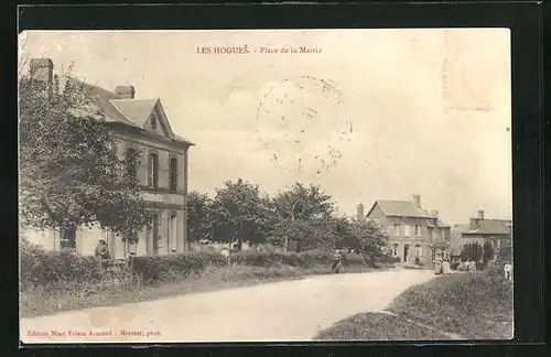 AK Les Hogues, Place de la Mairie