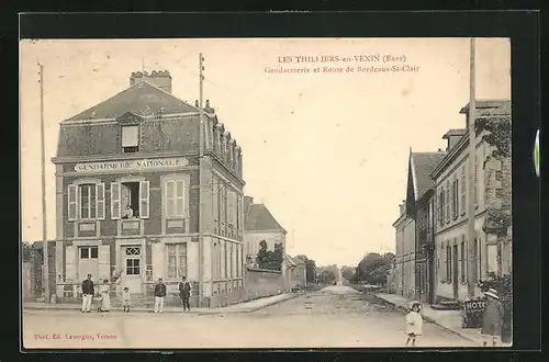 AK Les Thilliers-en-Vexin, Gendarmerie et Route de Bordeaux-Saint-Clair