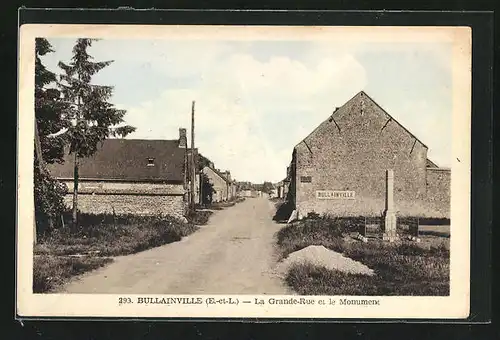 AK Bullainville, La Grande-Rue et le Monument