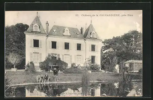 AK Cochardiere, Schlossansicht, Männer mit Hund am kleinen See im Schlosspark