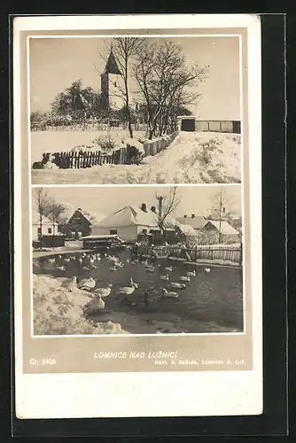 AK Lomnice nad Luznici, Strassenpartie mit Blick zur Kirche im Winter, Teich mit Gänsen