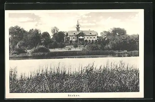 AK Strkov, Uferpartie mit Blick über den Fluss zur Kirche