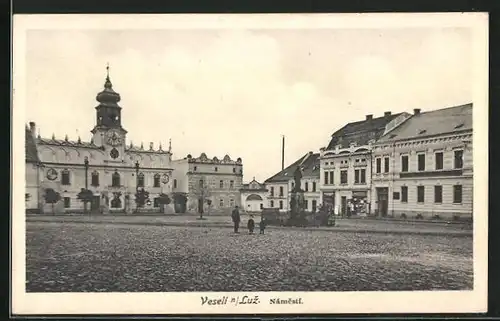 AK Veselí n. Luz., Marktplatz mit Passanten und Kriegerdenkmal