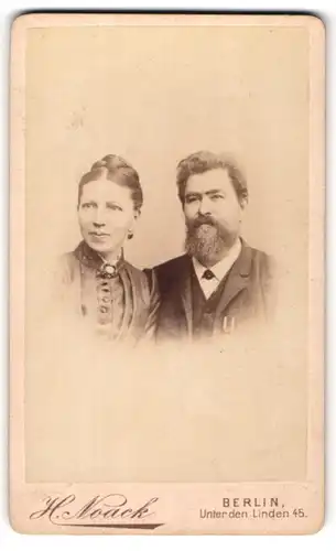 Fotografie H. Noack, Berlin, Portrait eines elegant gekleideten Paares