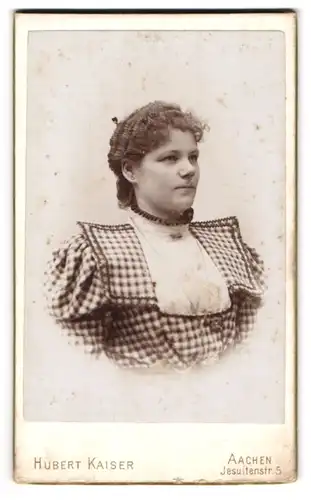 Fotografie Hubert Kaiser, Aachen, Portrait brünette Schönheit mit lockigem Haar in karierter Bluse