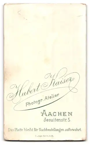 Fotografie Hubert Kaiser, Aachen, Portrait brünette Schönheit mit lockigem Haar in karierter Bluse