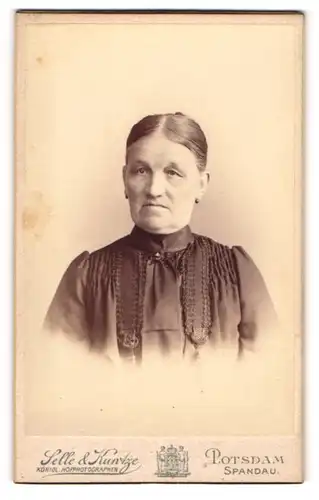 Fotografie Selle & Kuntze, Potsdam, Portrait betagte Dame mit zusammengebundenem Haar