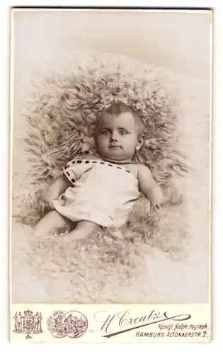 Fotografie M. Creutz, Hamburg, Portrait Säugling mit Ohrringen