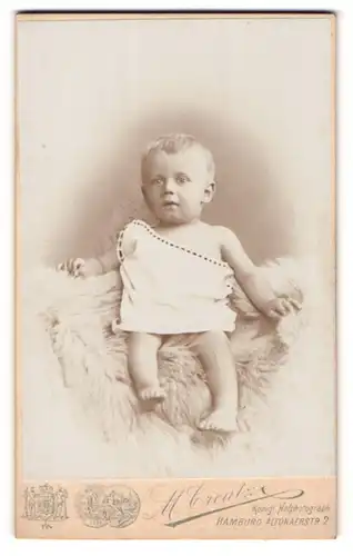Fotografie M. Creutz, Hamburg, Portrait Säugling in Leibchen