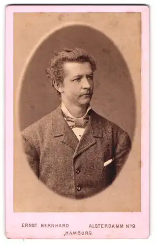 Fotografie Ernst Bernhard, Hamburg, Portrait Herr in Anzug mit Krawatte