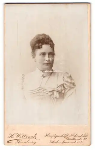 Fotografie H. Wittrock, Hamburg, Portrait Dame mit zusammengebundenem Haar