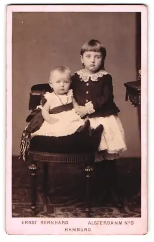 Fotografie Ernst Bernhard, Hamburg, Portrait Kleinkind und ältere Schwester
