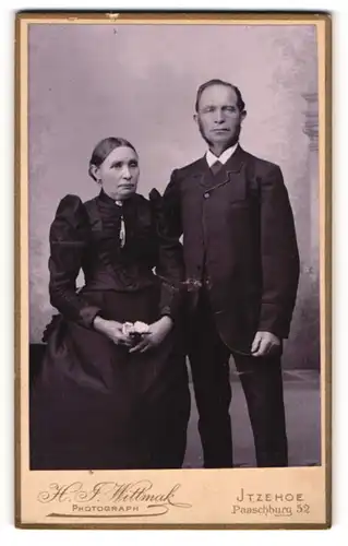 Fotografie H. J. Wittmak, Itzehoe, Portrait betagtes Paar in festlicher Kleidung