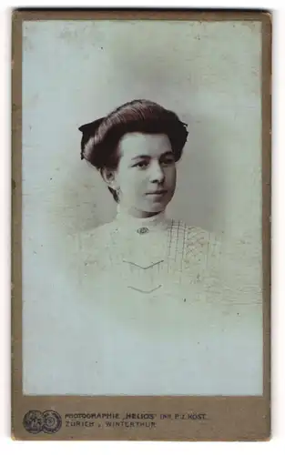 Fotografie F. J. Köst, Zürich, Portrait junge Dame mit Hochsteckfrisur