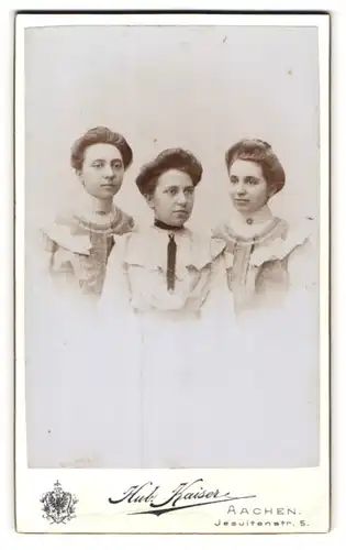 Fotografie Hub. Kaiser, Aachen, Portrait drei junge Damen mit Hochsteckfrisur