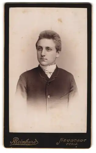Fotografie Reinhard, Neustadt /Pfalz, Portrait junger Mann in Anzug mit Hemd mit Stehkragen