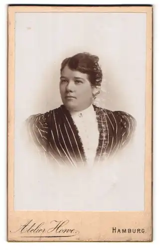 Fotografie Atelier Howe, Hamburg, Portrait junge Frau mit zusammengebundenem Haar
