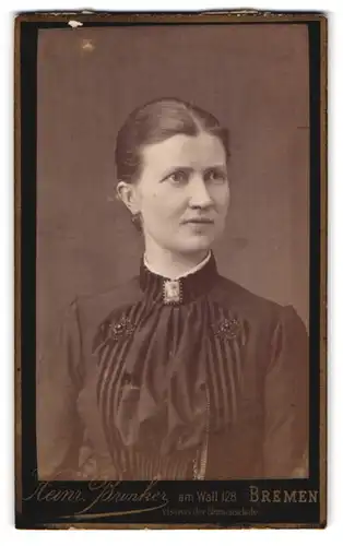 Fotografie Heinr. Brinker, Bremen, Portrait Dame in festlicher Garderobe