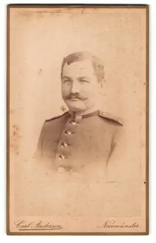Fotografie Carl Andersen, Neumünster, Portrait Sergeant in Uniform